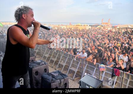 Tarragona, Spanien. 07. August 2022. Sänger Aitor Ibarretxe von der Punkband 'Lendakaris Muertos' tritt beim Festival 2022 auf. Die Punk-Band Lendakaris Muertos hat beim Festival 2022 Music Festival am Strand von Sant Salvador aufgetreten. Lendakaris Muertos ist eine Punkband aus Navarra (Baskenland, Spanien), die sich durch orthodoxen Punk auszeichnet. Seine Lieder mit ironischen Texten verbinden Humor und Kritik, um sich mit sozialen und politischen Themen im Baskenland auseinanderzusetzen. Kredit: SOPA Images Limited/Alamy Live Nachrichten Stockfoto