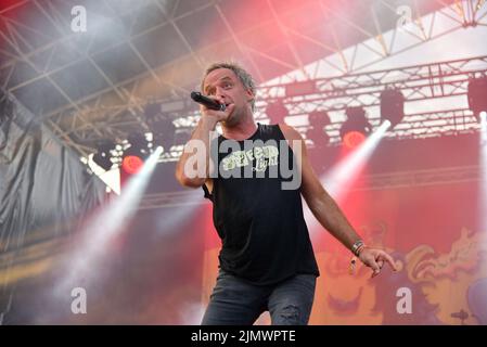 Tarragona, Spanien. 07. August 2022. Sänger Aitor Ibarretxe von der Punkband 'Lendakaris Muertos' tritt beim Festival 2022 auf. Die Punk-Band Lendakaris Muertos hat beim Festival 2022 Music Festival am Strand von Sant Salvador aufgetreten. Lendakaris Muertos ist eine Punkband aus Navarra (Baskenland, Spanien), die sich durch orthodoxen Punk auszeichnet. Seine Lieder mit ironischen Texten verbinden Humor und Kritik, um sich mit sozialen und politischen Themen im Baskenland auseinanderzusetzen. Kredit: SOPA Images Limited/Alamy Live Nachrichten Stockfoto