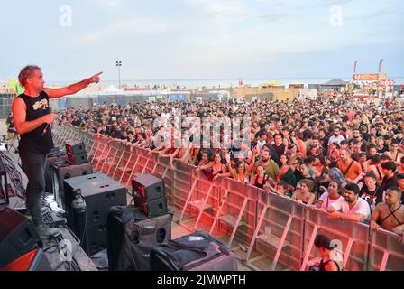 Tarragona, Spanien. 07. August 2022. Sänger Aitor Ibarretxe von der Punkband 'Lendakaris Muertos' tritt beim Festival 2022 auf. Die Punk-Band Lendakaris Muertos hat beim Festival 2022 Music Festival am Strand von Sant Salvador aufgetreten. Lendakaris Muertos ist eine Punkband aus Navarra (Baskenland, Spanien), die sich durch orthodoxen Punk auszeichnet. Seine Lieder mit ironischen Texten verbinden Humor und Kritik, um sich mit sozialen und politischen Themen im Baskenland auseinanderzusetzen. Kredit: SOPA Images Limited/Alamy Live Nachrichten Stockfoto