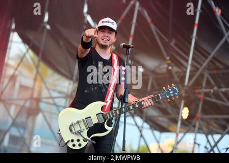 Tarragona, Spanien. 07. August 2022. Gitarrist Ivan Karmona der Punkband 'Lendakaris Muertos', die während des Aufführens beim Festival 2022 zu sehen war. Die Punk-Band Lendakaris Muertos hat beim Festival 2022 Music Festival am Strand von Sant Salvador aufgetreten. Lendakaris Muertos ist eine Punkband aus Navarra (Baskenland, Spanien), die sich durch orthodoxen Punk auszeichnet. Seine Lieder mit ironischen Texten verbinden Humor und Kritik, um sich mit sozialen und politischen Themen im Baskenland auseinanderzusetzen. Kredit: SOPA Images Limited/Alamy Live Nachrichten Stockfoto