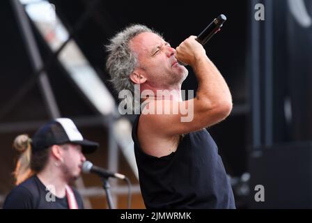 Tarragona, Spanien. 07. August 2022. Sänger Aitor Ibarretxe von der Punkband 'Lendakaris Muertos' tritt beim Festival 2022 auf. Die Punk-Band Lendakaris Muertos hat beim Festival 2022 Music Festival am Strand von Sant Salvador aufgetreten. Lendakaris Muertos ist eine Punkband aus Navarra (Baskenland, Spanien), die sich durch orthodoxen Punk auszeichnet. Seine Lieder mit ironischen Texten verbinden Humor und Kritik, um sich mit sozialen und politischen Themen im Baskenland auseinanderzusetzen. (Foto von Ramon Costa/SOPA Images/Sipa USA) Quelle: SIPA USA/Alamy Live News Stockfoto