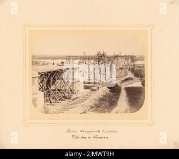 Unbekannter Architekt, Berlin-Hannoversche Bahn, Elbbrücke bei Hämerten (ca. 1868): Blick auf die Baustelle. Foto auf Karton, 39,6 x 47,6 cm (einschließlich Scankanten) N.N. : Berlin-Hannoversche Eisenbahn. Elbbrücke, Hämerten Stockfoto