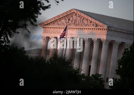 Washington, USA. 07. August 2022. Eine allgemeine Ansicht des Obersten Gerichtshofs der Vereinigten Staaten in der Abenddämmerung, in Washington, DC, am Sonntag, 2022. (Graeme Sloan/Sipa USA) Quelle: SIPA USA/Alamy Live News Stockfoto