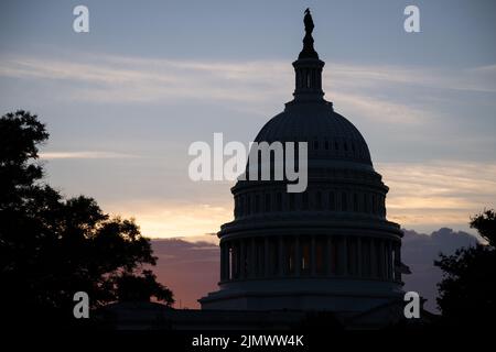 Washington, USA. 07. August 2022. Eine allgemeine Ansicht des US-Kapitolgebäudes in der Abenddämmerung, in Washington, DC, am Sonntag, August, 2022. (Graeme Sloan/Sipa USA) Quelle: SIPA USA/Alamy Live News Stockfoto