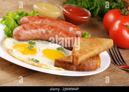 Spiegeleier mit Würstchen Stockfoto
