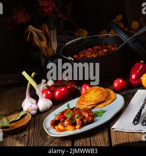 Original ungarischer Gulasch mit Kartoffelpfannkuchen Stockfoto