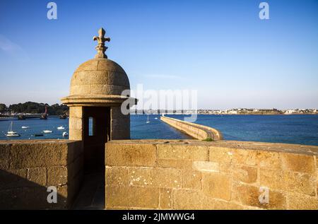 Saint-Malo Leuchtturm und Pier Blick von der Stadtbefestigung, Bretagne, Frankreich Stockfoto