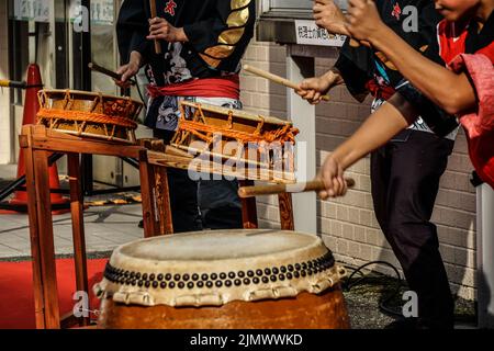 Bilder von Kindern, die den Taiko getroffen Stockfoto