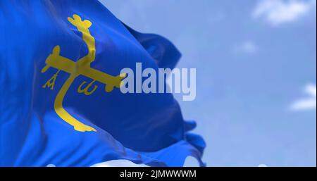 Asturias Flagge winkt im Wind an einem klaren Tag Stockfoto