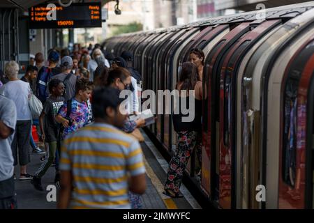 Passagiere, die in der Londoner U-Bahn in Leytonstone in London einsteigen Stockfoto