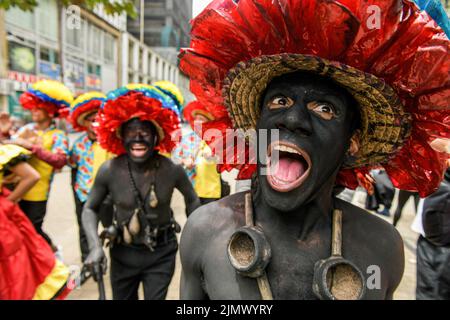 Bogota, Kolumbien. 07. August 2022. Männer in Kostümen feiern während des Präsidentenwechseles in Kolumbien. Tausende von Menschen haben sich auf der Plaza Bolivar in Bogota, Kolumbien, versammelt. Sie taten es, um den Präsidentschaftswechsel 60. in der Geschichte des lateinamerikanischen Landes miterleben zu können. Gustavo Petro Urrego wird der erste linke Präsident in der Geschichte Kolumbiens. Die Kolumbianer haben diesen politischen Akt zu einem großen Fest der Hoffnung für das Land gemacht. Kredit: SOPA Images Limited/Alamy Live Nachrichten Stockfoto