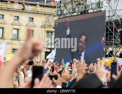 Bogota, Kolumbien. 07. August 2022. Erste Ankunft des Präsidenten Gustavo Petro auf der Plaza Bolivar. Tausende von Menschen haben sich auf der Plaza Bolivar in Bogota, Kolumbien, versammelt. Sie taten es, um den Präsidentschaftswechsel 60. in der Geschichte des lateinamerikanischen Landes miterleben zu können. Gustavo Petro Urrego wird der erste linke Präsident in der Geschichte Kolumbiens. Die Kolumbianer haben diesen politischen Akt zu einem großen Fest der Hoffnung für das Land gemacht. Kredit: SOPA Images Limited/Alamy Live Nachrichten Stockfoto