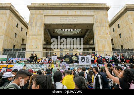 Bogota, Kolumbien. 07. August 2022. Eine Gruppe von Menschen demonstriert vor dem Justizpalast von Kolumbien. Tausende von Menschen haben sich auf der Plaza Bolivar in Bogota, Kolumbien, versammelt. Sie taten es, um den Präsidentschaftswechsel 60. in der Geschichte des lateinamerikanischen Landes miterleben zu können. Gustavo Petro Urrego wird der erste linke Präsident in der Geschichte Kolumbiens. Die Kolumbianer haben diesen politischen Akt zu einem großen Fest der Hoffnung für das Land gemacht. Kredit: SOPA Images Limited/Alamy Live Nachrichten Stockfoto