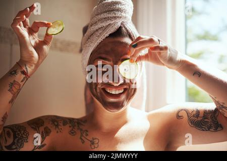 Es ist, wie ich meine Glow. Eine junge Frau, die sich eine Gesichtsbehandlung zu Hause. Stockfoto