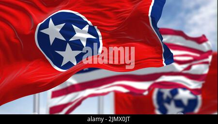 Die Tennessee Staatsflagge winkt zusammen mit der Nationalflagge der Vereinigten Staaten von Amerika Stockfoto