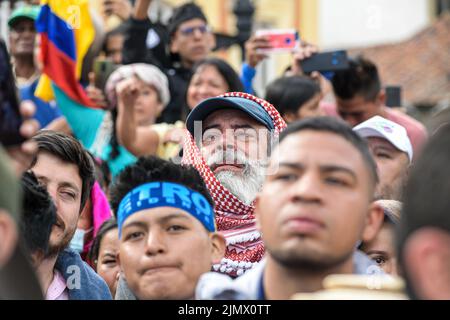 Bogota, Kolumbien. 07. August 2022. Ein Mann reagiert beim Hören der nationalen Hymne Kolumbiens Tausende von Menschen haben sich auf der Plaza Bolivar in Bogota, Kolumbien, versammelt. Sie taten es, um den Präsidentschaftswechsel 60. in der Geschichte des lateinamerikanischen Landes miterleben zu können. Gustavo Petro Urrego wird der erste linke Präsident in der Geschichte Kolumbiens. Die Kolumbianer haben diesen politischen Akt zu einem großen Fest der Hoffnung für das Land gemacht. (Foto von Israel Fuguemann/SOPA Images/Sipa USA) Quelle: SIPA USA/Alamy Live News Stockfoto