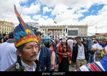 Menschen aus verschiedenen Orten Kolumbiens werden zur ersten Präsidialerschiede von Präsident Gustavo Petro auf der Plaza Bolivar in Bogota, Kolumbien, eintreffen. Tausende von Menschen haben sich auf der Plaza Bolivar in Bogota, Kolumbien, versammelt. Sie taten es, um den Präsidentschaftswechsel 60. in der Geschichte des lateinamerikanischen Landes miterleben zu können. Gustavo Petro Urrego wird der erste linke Präsident in der Geschichte Kolumbiens. Die Kolumbianer haben diesen politischen Akt zu einem großen Fest der Hoffnung für das Land gemacht. (Foto von Israel Fuguemann/SOPA Images/Sipa USA) Stockfoto