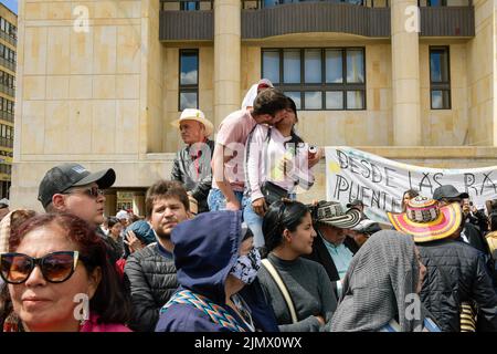 Bogota, Kolumbien. 07. August 2022. Eine Gruppe von Menschen sah, wie sie auf den Beginn des ersten Präsidialakts warteten. Tausende von Menschen haben sich auf der Plaza Bolivar in Bogota, Kolumbien, versammelt. Sie taten es, um den Präsidentschaftswechsel 60. in der Geschichte des lateinamerikanischen Landes miterleben zu können. Gustavo Petro Urrego wird der erste linke Präsident in der Geschichte Kolumbiens. Die Kolumbianer haben diesen politischen Akt zu einem großen Fest der Hoffnung für das Land gemacht. (Foto von Israel Fuguemann/SOPA Images/Sipa USA) Quelle: SIPA USA/Alamy Live News Stockfoto