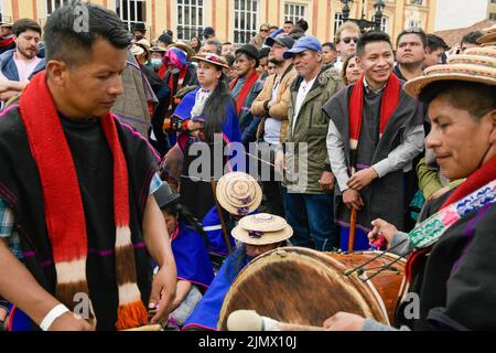 Bogota, Kolumbien. 07. August 2022. Vertreter der indigenen Bevölkerung Kolumbiens nehmen an der Zeremonie auf der Plaza Bolivar Teil Tausende von Menschen haben sich auf der Plaza Bolivar in Bogota, Kolumbien, versammelt. Sie taten es, um den Präsidentschaftswechsel 60. in der Geschichte des lateinamerikanischen Landes miterleben zu können. Gustavo Petro Urrego wird der erste linke Präsident in der Geschichte Kolumbiens. Die Kolumbianer haben diesen politischen Akt zu einem großen Fest der Hoffnung für das Land gemacht. (Foto von Israel Fuguemann/SOPA Images/Sipa USA) Quelle: SIPA USA/Alamy Live News Stockfoto