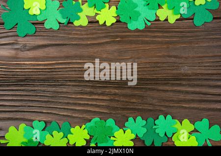 Happy St. Patrick's Mockup von handgemachtem Filz shamrock clover Blätter auf Holz- Hintergrund. Stockfoto