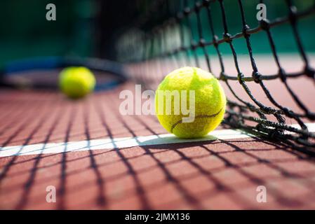 Tennisball liegt auf dem Platz. Gesundes Lifestyle-Konzept Stockfoto