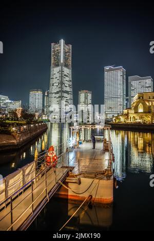 Alle öffentlichen und privaten Bereiche leuchten im Minato Mirai Büro Stockfoto