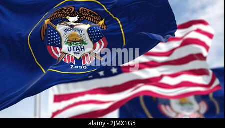 Die Utah-Staatsflagge winkt zusammen mit der Nationalflagge der Vereinigten Staaten von Amerika Stockfoto