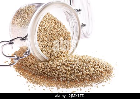 Rohe organische Superfood glutenfreie Quinoa Samen in luftdichten Glas Glas closeup auf weißem Hintergrund Stockfoto