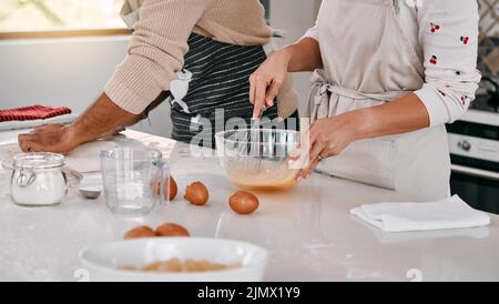 Der Mann macht den besten Backfreund. Ein Paar, das zu Hause zusammen backt. Stockfoto