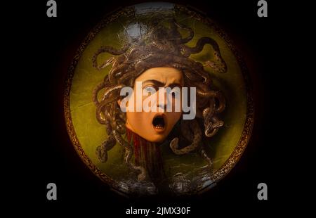 Florenz, Italien - ca. August 2021: Medusa von Caravaggio, ca 1598 - Öl auf Leinwand. Stockfoto