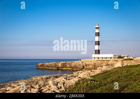 Landschaftlich schöner Leuchtturm von Artrutx bei Sonnenuntergang in Menorca, Spanien Stockfoto