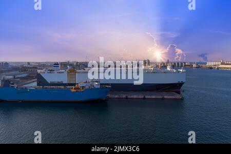 Mexiko, Panoramablick auf den Stadthafen von Veracruz mit Containerschiffen, Tankern und Autoträgern. Stockfoto