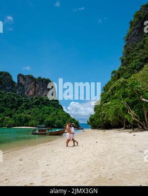 Koh Phakbia Island in der Nähe von Koh Hong Krabi, wunderschöner weißer Sandstrand von Krabi Thailand. Junge asiatische Frau und europäische Männer auf der Stockfoto