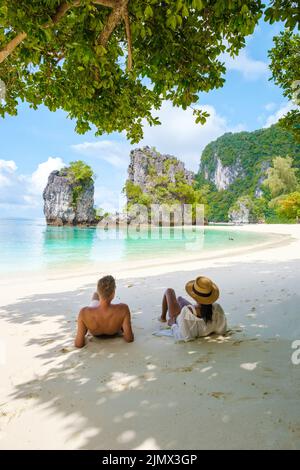 Koh Hong Island Krabi Thailand, ein Paar Männer und Frauen am Strand von Koh Hong, tropischer weißer Strand mit asiatischer Frau und Euro Stockfoto