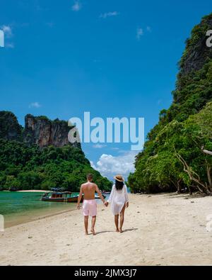 Koh Phakbia Island in der Nähe von Koh Hong Krabi, wunderschöner weißer Sandstrand von Krabi Thailand. Junge asiatische Frau und europäische Männer auf der Stockfoto