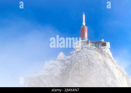 Die Bergstation von Aiguille du Midi bei Chamonix im Nebel Stockfoto