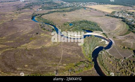 Fluss fließt durch das Feld schießen von einer Drohne ukraine Stockfoto