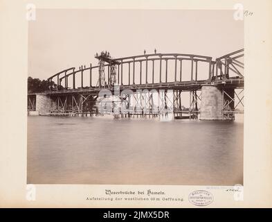 Unbekannter Architekt, Weserbrücke bei Hameln (ohne Datum): Ansicht. Foto auf Karton, 28,2 x 36,9 cm (einschließlich Scankanten) N.N. : Nebenbahn Hameln-Lage. Weserbrücke, Hameln Stockfoto