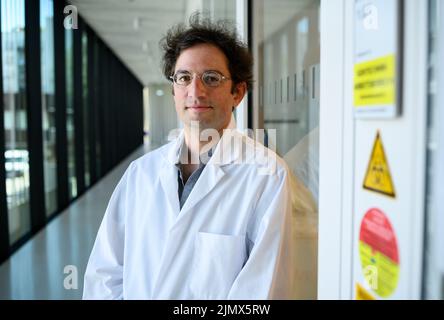 Berlin, Deutschland. 19.. Juli 2022. Der Molekularbiologe Emanuel Wyler steht vor dem Sicherheitslabor am Max-Delbrück-Centrum für Molekulare Medizin in Mitte, wo Abwasserproben auf Krankheitserreger untersucht werden. Aus der Menge der gefundenen Bakterien und Viren können Rückschlüsse gezogen werden, zum Beispiel auf die Häufigkeit von Corona-Infektionen. Quelle: Bernd von Jutrczenka/dpa/Alamy Live News Stockfoto