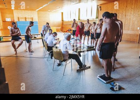 Horben, Deutschland. 17.. Juli 2022. Schlepper vom TC Feuerstein-Horben stehen in einer Turnhalle, um vor einem Wettkampf in der Landesliga gewogen zu werden. Nach Angaben des Deutschen Turf-Sport- und Tauziehen-Verbandes (DRTV) gibt es bundesweit rund 600 bis 700 aktive Schlepper, die meisten davon im Süden. Tauziehen gilt als eine der ältesten Sportarten überhaupt: Wandgemälde, auf denen Mannschaften von Jungen an einem Seil ziehen, sind schon im alten Ägypten bekannt. (Um zu dpa ''Rope up!' - Das Tauziehen des Krieges ist mehr als nur ein Test der Stärke') Quelle: Philipp von Ditfurth/dpa/Alamy Live News Stockfoto