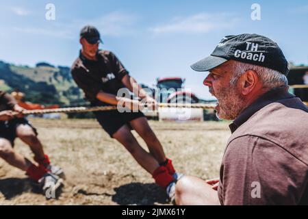 Horben, Deutschland. 17.. Juli 2022. Thomas Hug, Trainer des Tauerteams des TC Feuerstein-Horben, ruft bei einem Wettkampf Kommandos aus. Nach Angaben des Deutschen Turf-Sport- und Tauziehen-Verbandes (DRTV) gibt es bundesweit rund 600 bis 700 aktive Schlepper, die meisten davon im Süden. Tauziehen gilt als eine der ältesten Sportarten überhaupt: Wandgemälde, auf denen Mannschaften von Jungen an einem Seil ziehen, sind schon im alten Ägypten bekannt. (Um zu dpa ''Rope up!' - Das Tauziehen des Krieges ist mehr als nur ein Test der Stärke') Quelle: Philipp von Ditfurth/dpa/Alamy Live News Stockfoto