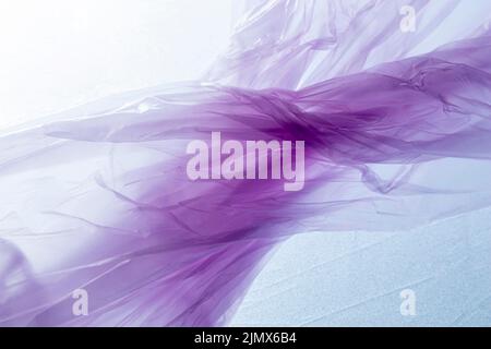 Flat Lay Sortiment lila Plastiktüten Stockfoto