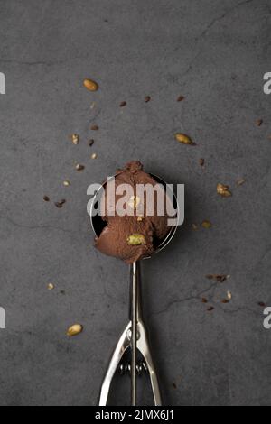Flache Eisportionierer mit Schokoladengeschmack Stockfoto