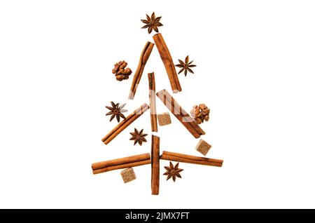 Weihnachtsbaum aus Zimt-Sticks Aniswürfel und Zuckerwürfel auf weißem Hintergrund Stockfoto