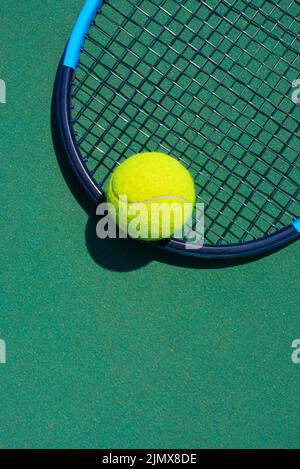 Tennisschläger und Ball liegen auf dem Platz. Gesundes Lifestyle-Konzept Stockfoto