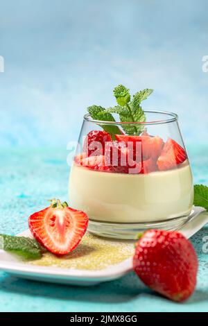 Vegetarische Panna Cotta mit Matcha-Tee und Erdbeeren. Stockfoto