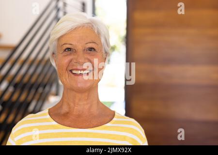 Nahaufnahme eines lächelnden Senioren aus der Bira mit kurzen Haaren an der Tür im Pflegeheim Stockfoto