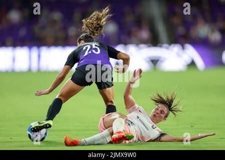 7. August 2022: Orlando Pride Mittelfeldspieler KERRY ABELLO (25) tritt beim NWSL-Fußballspiel Orlando Pride gegen Angel City FC MITTELFELDSPIELER CLARISSE LE BIHAN (29) am 7. August 2022 im Exploria Stadium in Orlando, FL, um den Ball gegen den Angel City FC Mittelfeldspieler CLARISSE LE BIHAN an. (Bild: © Cory Knowlton/ZUMA Press Wire) Stockfoto