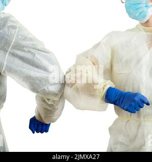 Männliche und weibliche medizinische Mitarbeiter begrüßen sich gegenseitig mit Ellenbogenstoß, um eine Ausbreitung des Virus oder eine Kontamination zu vermeiden. Weißer Hintergrund Stockfoto