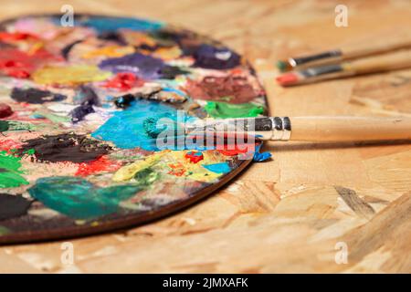 Verschmutzte Farbpalette, Wasserfarben, Tuben Stockfoto